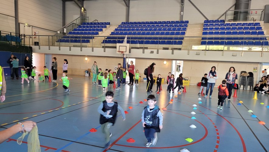 洛马涅热尔省幼儿园和小学生在弗勒朗斯探索奥林匹克精神